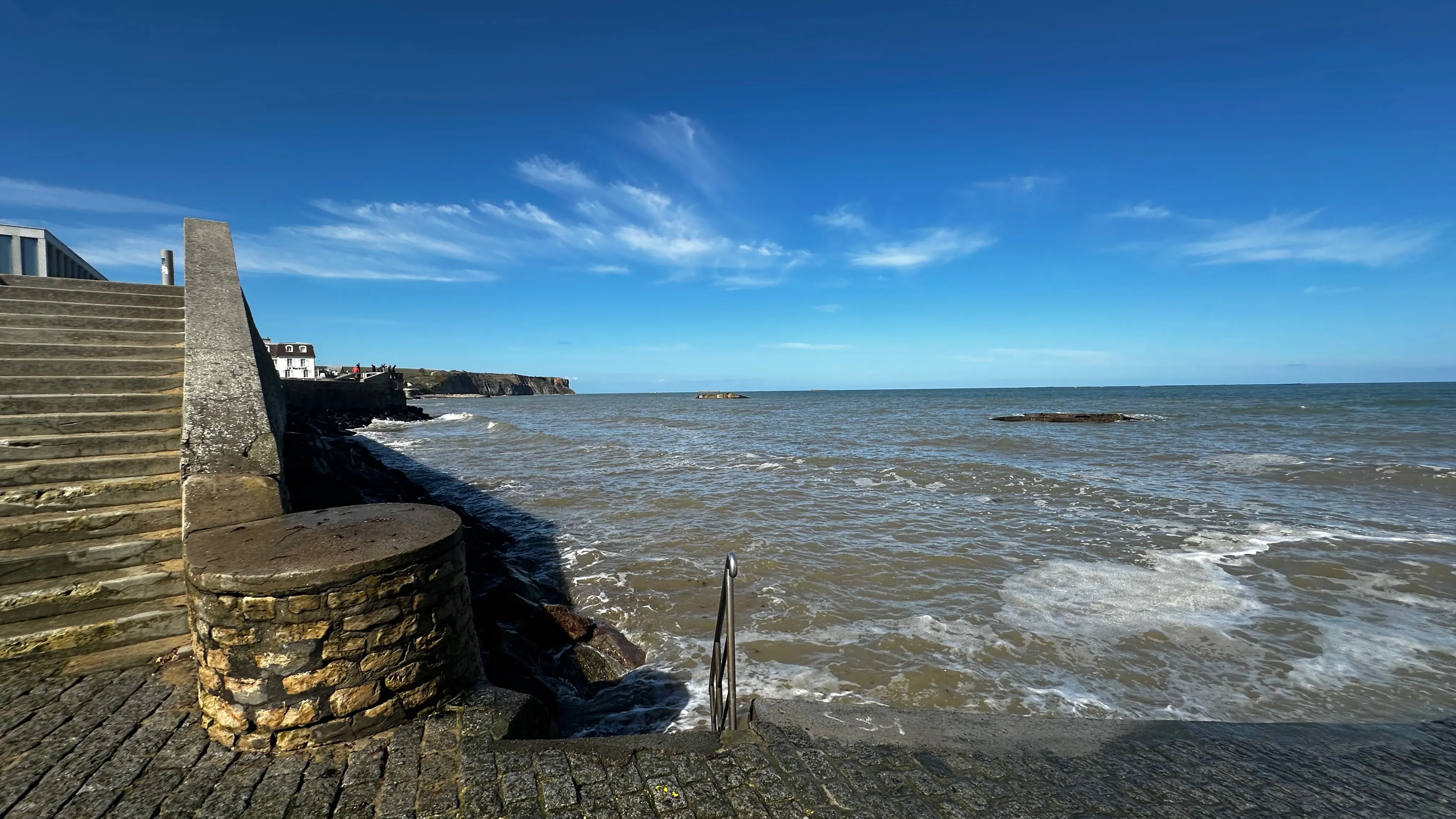 Escalier de pierre descendant vers la mer depuis les hauteurs d'Arromanches-les-Bains