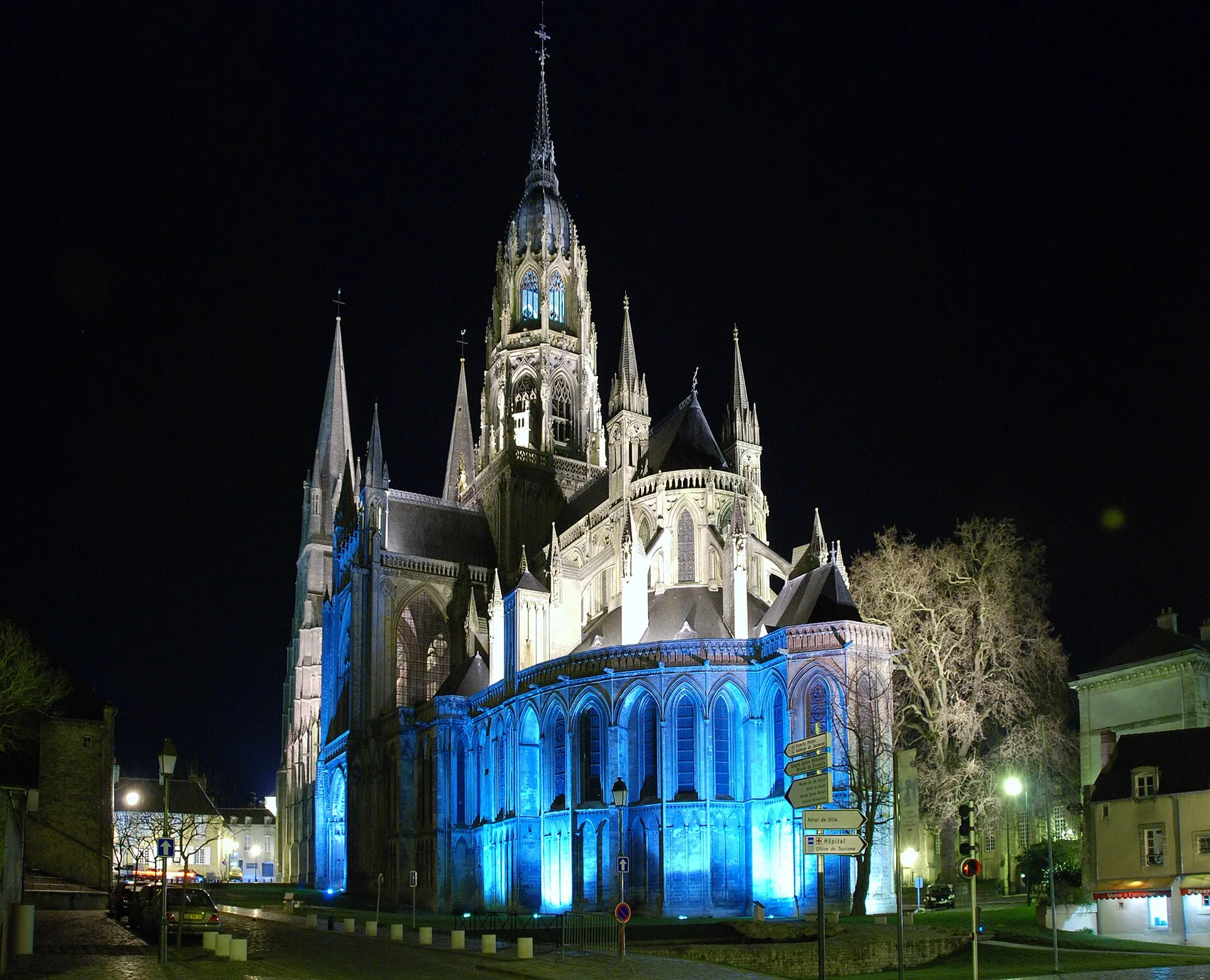 Cathédrale Notre-Dame de Bayeux illuminée de nuit, façade et tours éclairées