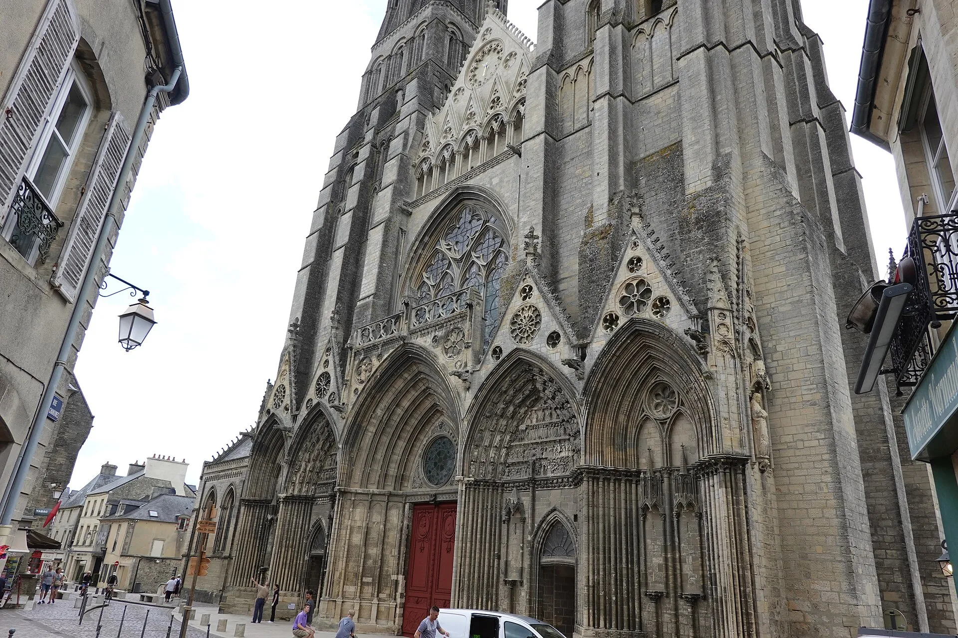 Cathédrale Notre-Dame de Bayeux, façade gothique vue depuis la rue