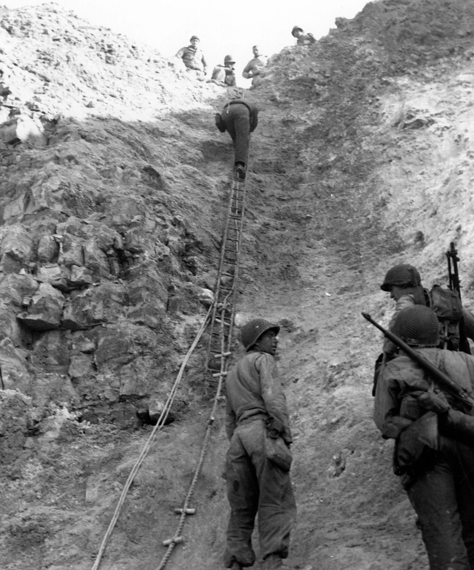 Les falaises de la Pointe du Hoc en 1944, photographie officielle de l'US Navy