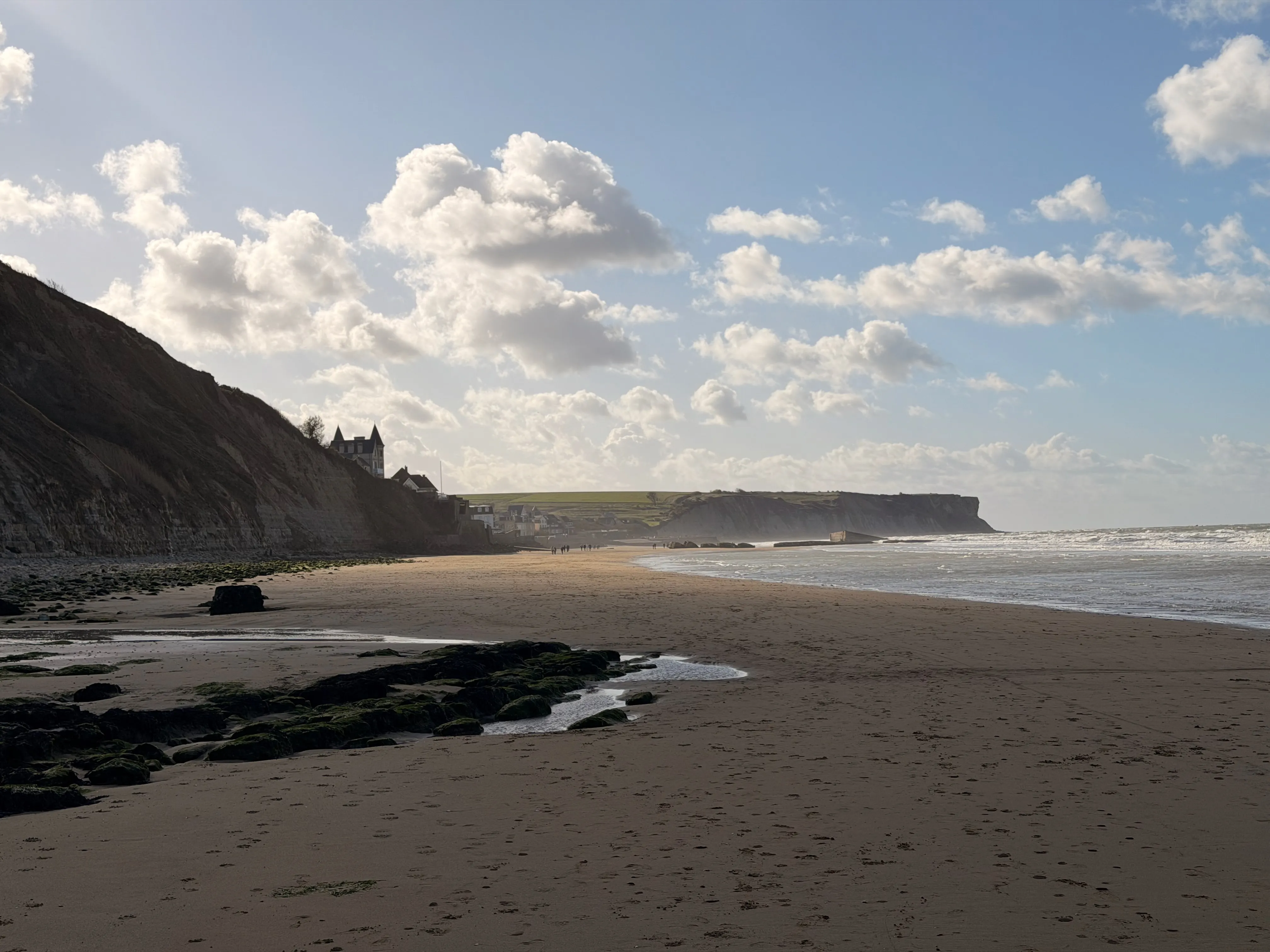 Plage et falaises d'Arromanches dans une lumière dorée de fin de journée