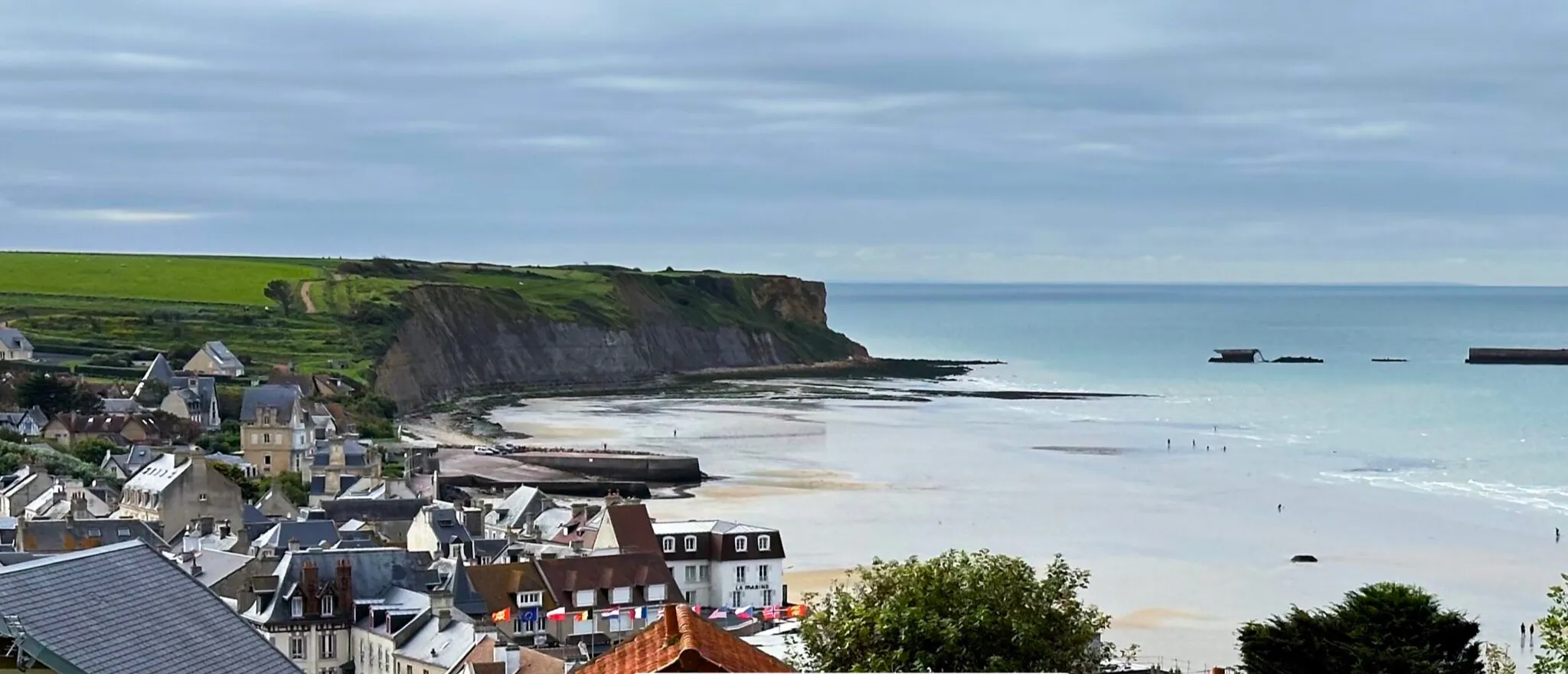 Panorama depuis les falaises est d'Arromanches-les-Bains, point de départ du sentier littoral