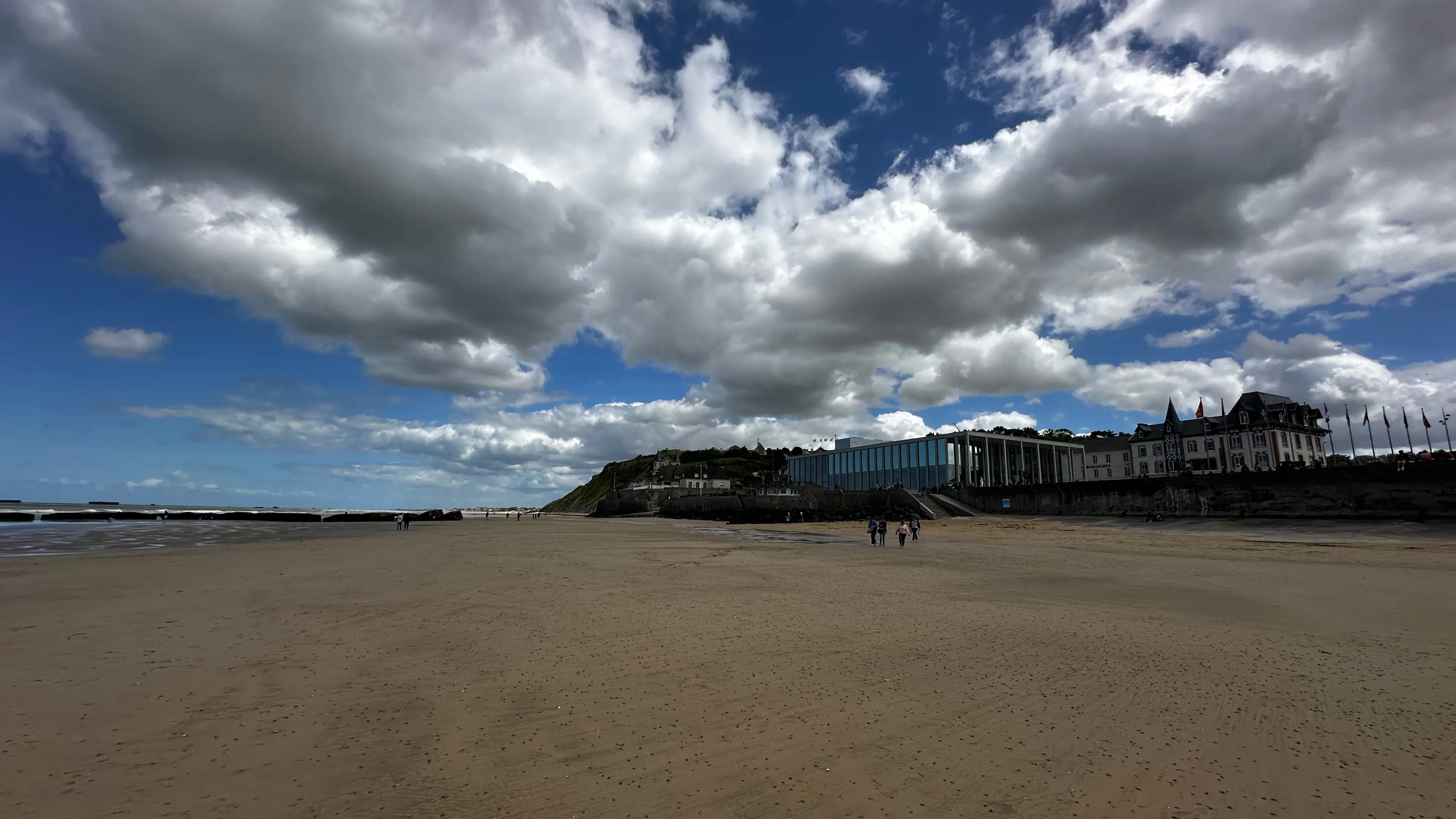 Musée du Débarquement face à la plage d'Arromanches-les-Bains
