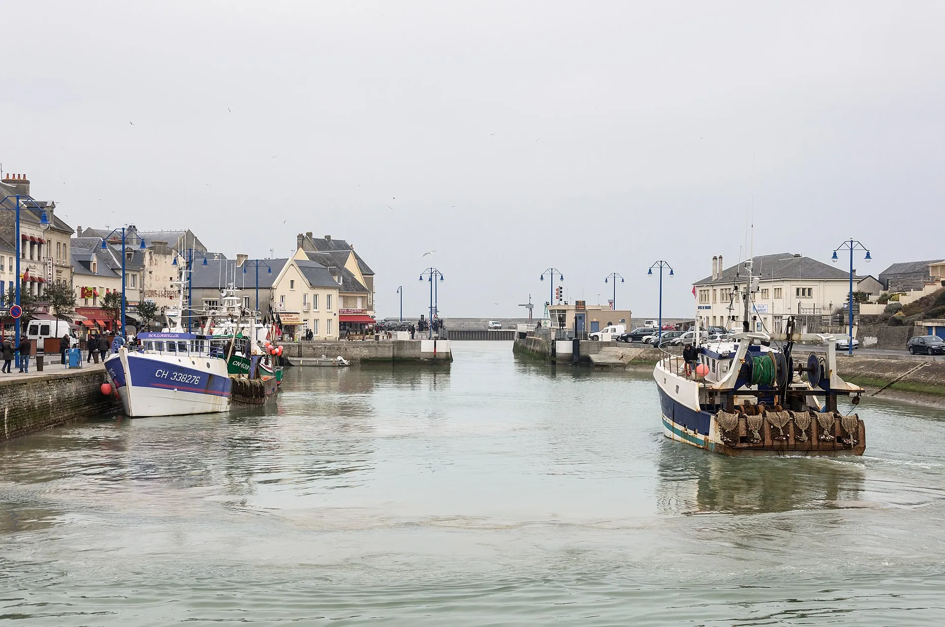 Chenal du port de pêche de Port-en-Bessin et ses bateaux amarrés