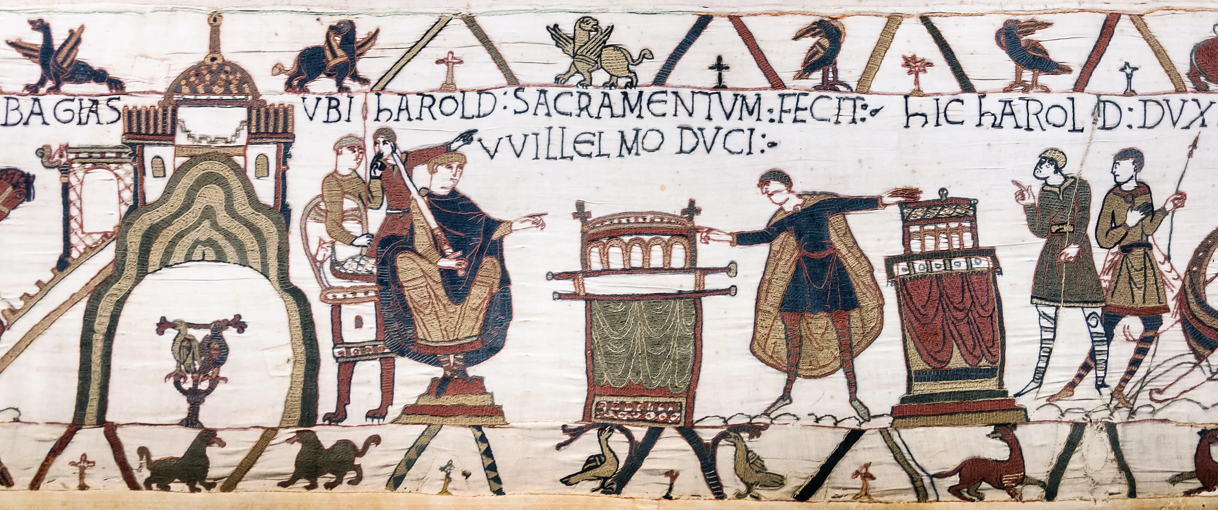 Scène 23 de la Tapisserie de Bayeux photographiée en gros plan : Harold prête serment à Guillaume